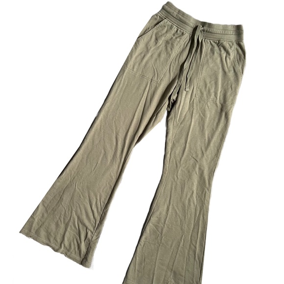 ULTRA FLIRT ARMY GREEN HIGH WAISTED FLARED SWEATPANTS W/ POCKETS AND DRAWSTRING - Picture 2 of 7